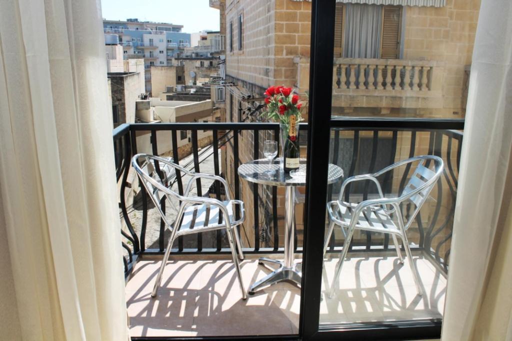 Seashells 2 Bedroom With Terrace, Just Off The Bugibba Promenade - By Getwaysmalta